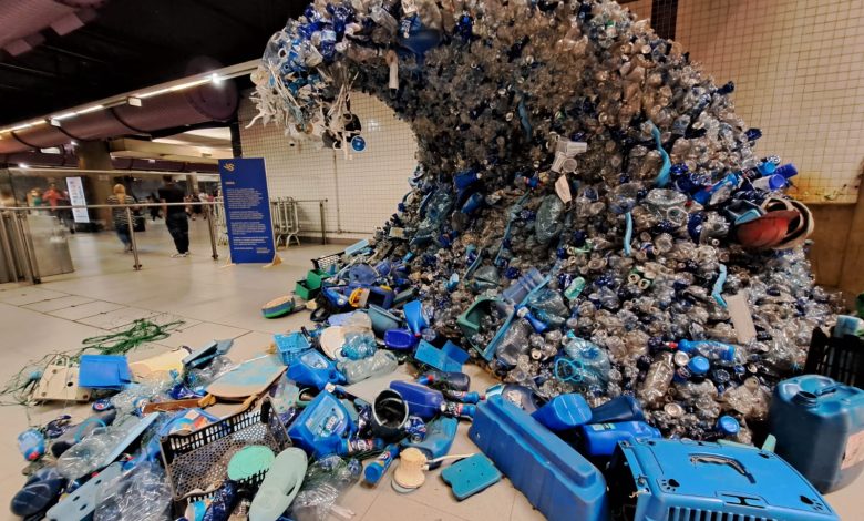 Estação Sacomã ganha onda feita com produtos recicláveis