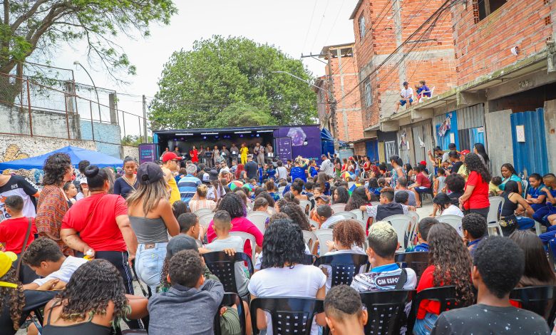 Festival Helipa Music acontece no próximo domingo (3) O “Festival Helipa Music”, realizado há 13 anos e destinado à crianças e adolescentes de Heliópolis e região, acontecerá no próximo domingo (3), às 12h, na Rua da Mina Central. O evento é gratuito e aberto para todos os públicos que quiserem prestigiá-lo. O “Helipa Music” foi criado pela Central Única das Favelas (UNAS) e conta com a parceria do projeto Garoto Cidadão da Fundação CSN e do selo cultural Estrondo Beats. A proposta é incentivar crianças e adolescentes a terem voz e expor o que pensam em suas vivências no dia a dia. Para este ano, os organizadores do evento prometem muita “energia e reinvindicações”. A preparação das crianças e adolescentes para o “Festival Helipa Music” acontece durante todo o ano em suas atividades cotidianas, participando de todo processo desde criação da música, a elaboração da melodia, coreografias, apresentação teatral e muita dança. Sobre o Festival Helipa Music Realizado pela primeira vez em 2010, o Festival é o momento onde centenas de crianças e adolescentes tem sua expressão artística em evidência por meio de rimas, poesias, danças e interpretações cheias de conteúdos e reivindicações, colocando em pauta temas como: direitos humanos, questões sociais, racismo, identidade de gênero, violência, cultura e moradia. Este é o ápice de um grande trabalho realizado nas oficinas socioculturais nos CCA’s – Centro para Crianças e Adolescentes da UNAS, em Heliópolis e comunidades da região, onde a garotada trabalha os temas relacionados ao seu cotidiano e que serão abordados nas músicas, a partir daí, elaboram as letras e gravam o “beats” para a apresentação no dia do Festival.