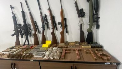 PM apreende fuzis, munições, dinheiro e drogas em casa no Sacomã