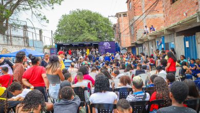 Festival Helipa Music acontece no próximo domingo (3) O “Festival Helipa Music”, realizado há 13 anos e destinado à crianças e adolescentes de Heliópolis e região, acontecerá no próximo domingo (3), às 12h, na Rua da Mina Central. O evento é gratuito e aberto para todos os públicos que quiserem prestigiá-lo. O “Helipa Music” foi criado pela Central Única das Favelas (UNAS) e conta com a parceria do projeto Garoto Cidadão da Fundação CSN e do selo cultural Estrondo Beats. A proposta é incentivar crianças e adolescentes a terem voz e expor o que pensam em suas vivências no dia a dia. Para este ano, os organizadores do evento prometem muita “energia e reinvindicações”. A preparação das crianças e adolescentes para o “Festival Helipa Music” acontece durante todo o ano em suas atividades cotidianas, participando de todo processo desde criação da música, a elaboração da melodia, coreografias, apresentação teatral e muita dança. Sobre o Festival Helipa Music Realizado pela primeira vez em 2010, o Festival é o momento onde centenas de crianças e adolescentes tem sua expressão artística em evidência por meio de rimas, poesias, danças e interpretações cheias de conteúdos e reivindicações, colocando em pauta temas como: direitos humanos, questões sociais, racismo, identidade de gênero, violência, cultura e moradia. Este é o ápice de um grande trabalho realizado nas oficinas socioculturais nos CCA’s – Centro para Crianças e Adolescentes da UNAS, em Heliópolis e comunidades da região, onde a garotada trabalha os temas relacionados ao seu cotidiano e que serão abordados nas músicas, a partir daí, elaboram as letras e gravam o “beats” para a apresentação no dia do Festival.