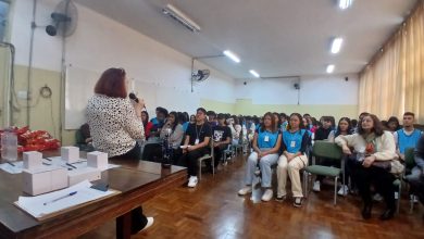 Professores do Alexandre de Gusmão promovem Feira das Profissões para alunos